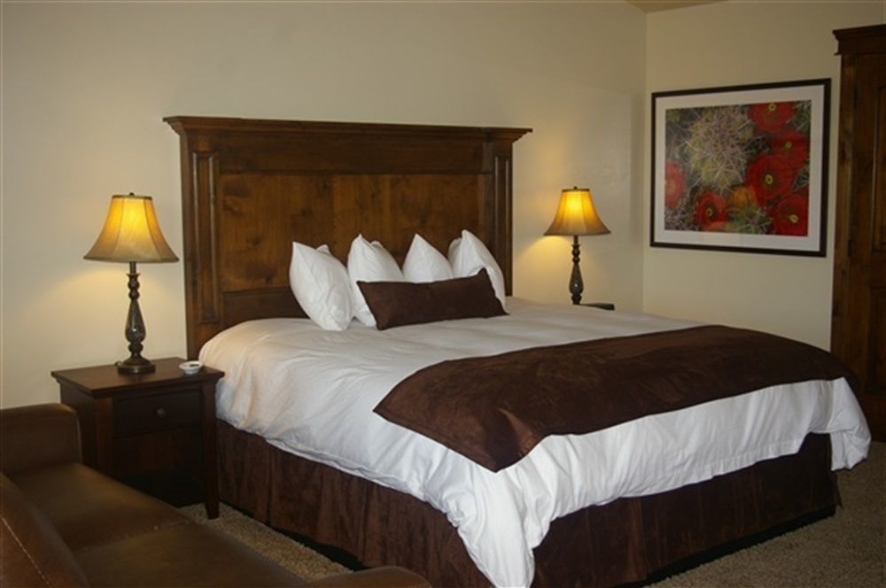 Cb&M Executive Suites Roosevelt Exterior photo