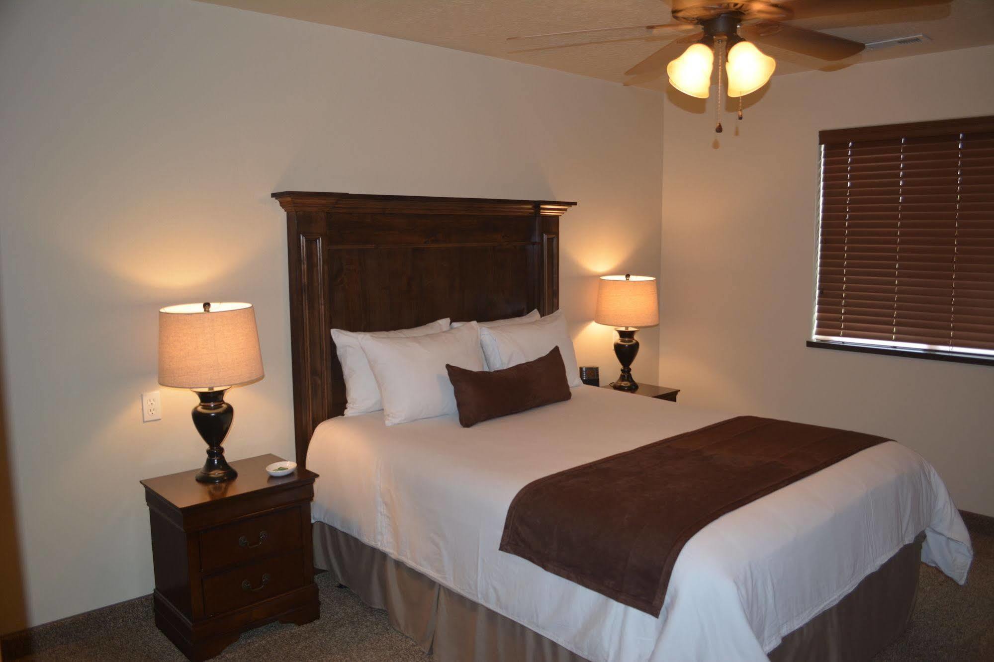 Cb&M Executive Suites Roosevelt Exterior photo