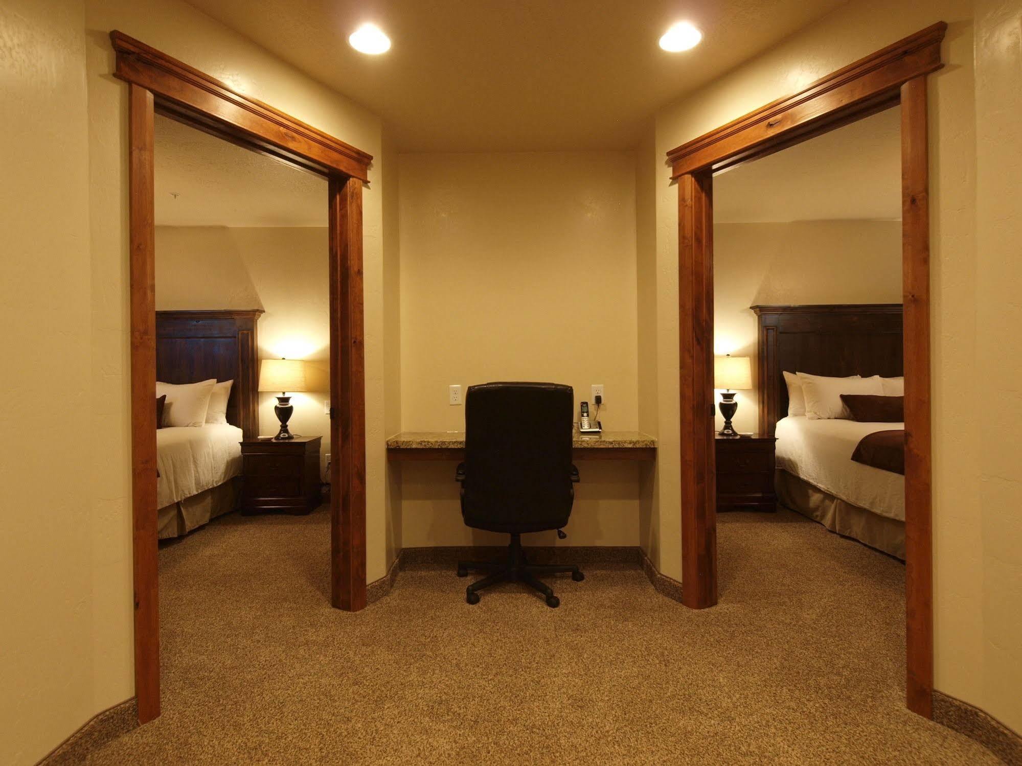 Cb&M Executive Suites Roosevelt Exterior photo
